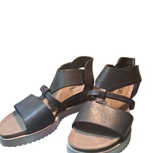 Brand New Pair of Ladies Muk luks Sandals Size 9 - Chunky Cushioned Soles